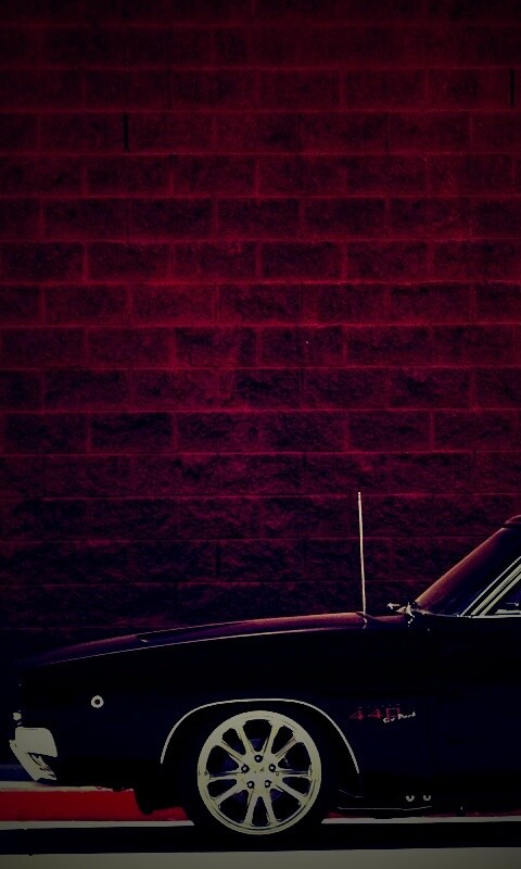 Черный Додж у стены обои