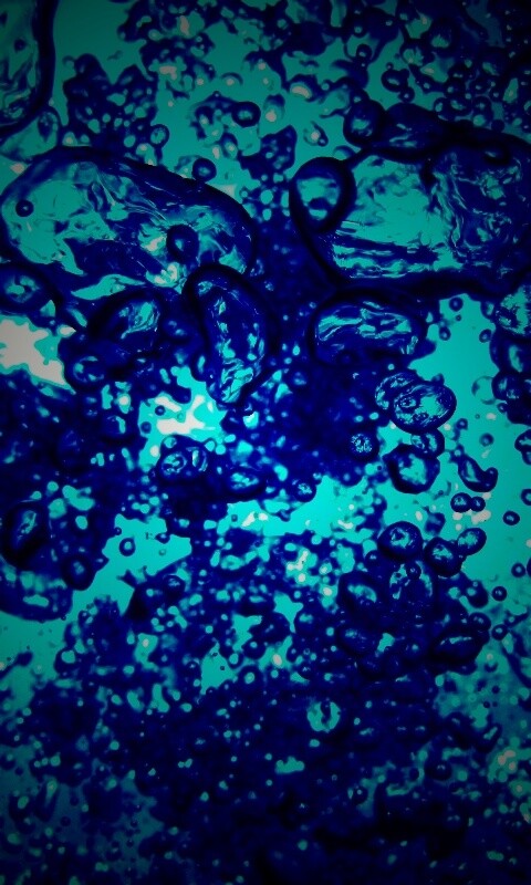 Тёмные пузыри в воде обои