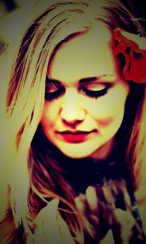 Блондинка в маках обои