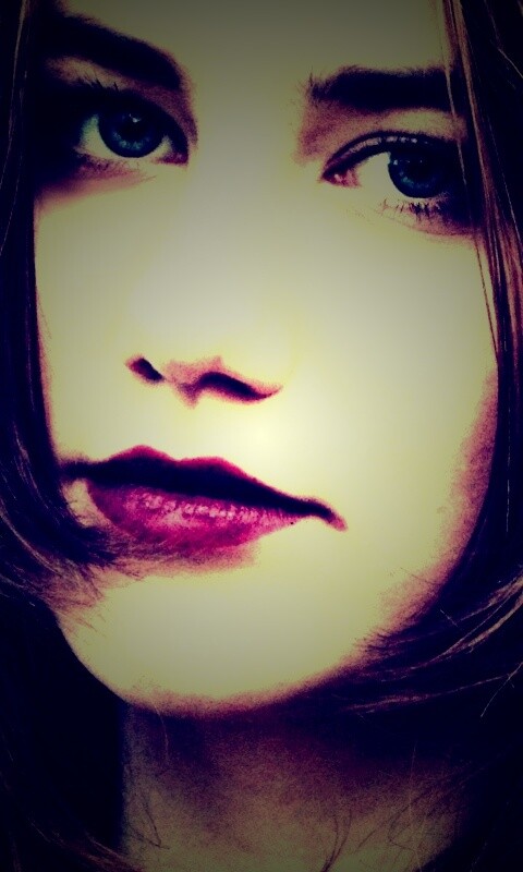 Взгляд голубоглазой девушки обои