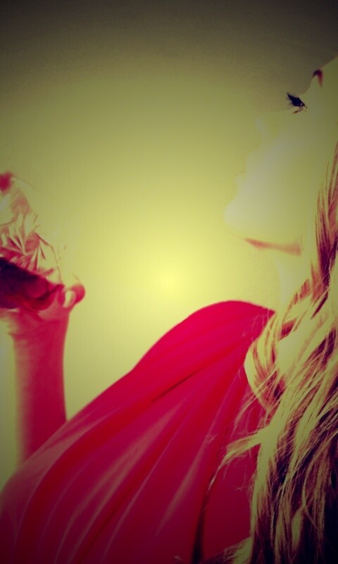 Девушка с бокалом обои