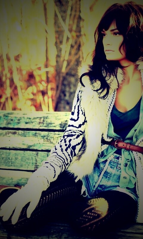 Красивая девушка сидит на скамейке обои