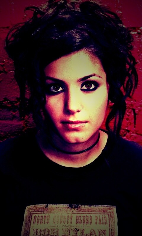 Подросток на фоне розовой кирпичной стены обои