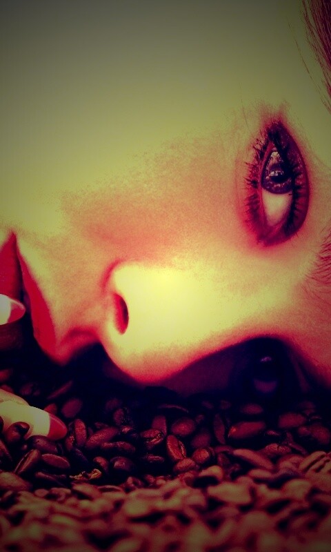 Соблазнительная девушка с кофейными зернами обои