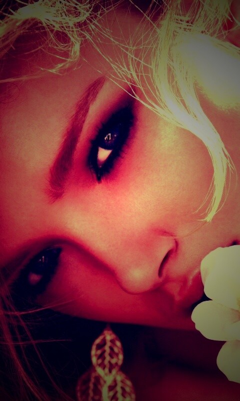 Красавица с белым цветком обои