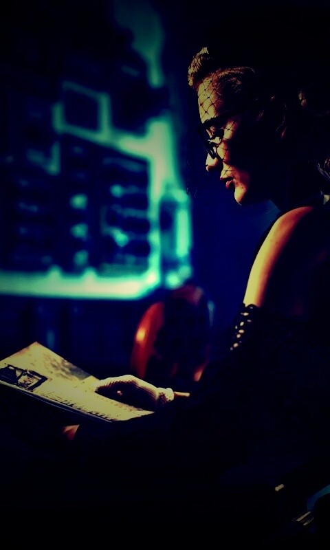 Витажная девушка в кафе обои