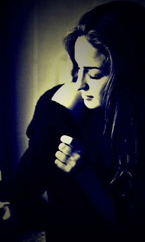 Обнаженное плечо и чашка кофе обои