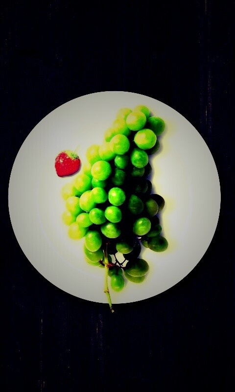 Виноград с клубникой обои