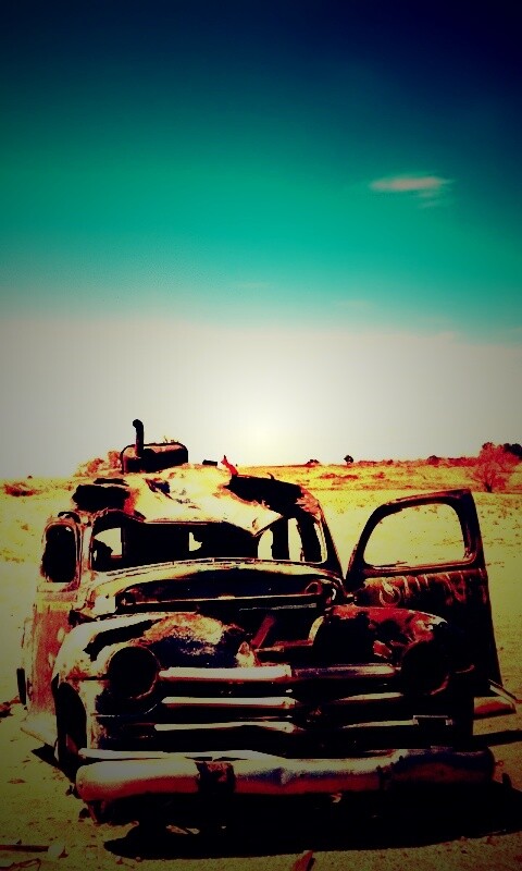 Брошенная в пустыне машина обои