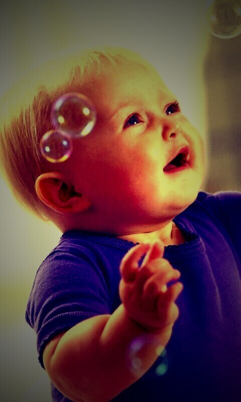 Игра с мыльными пузырями обои