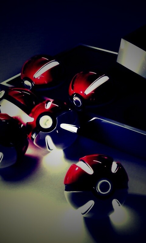 Коробка с покеболами обои