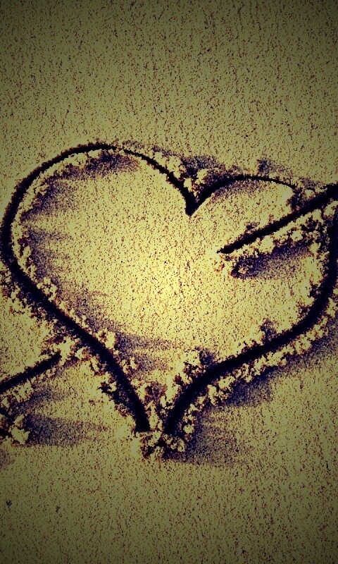 Сердце на песке обои