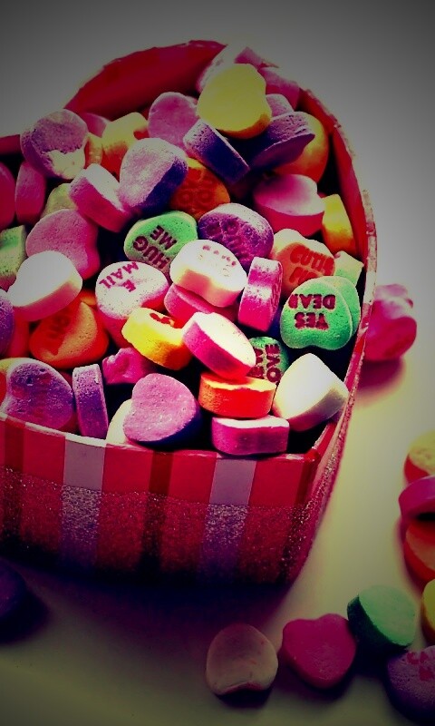 Конфеты в форме сердца обои