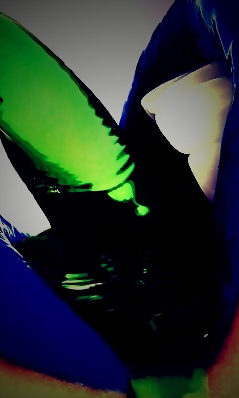 Пьющая девушка обои