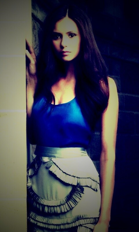 Девушка на лестнице обои