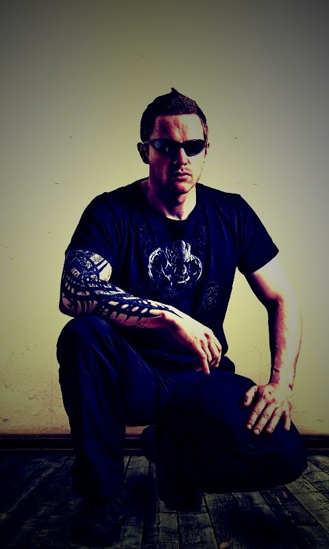 Парень с татуировкой обои