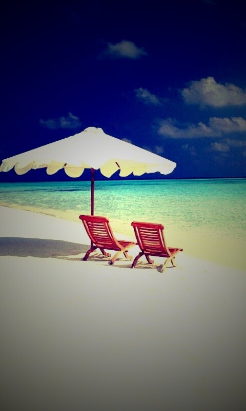 Песчаный пляж с двумя жезлонгами обои