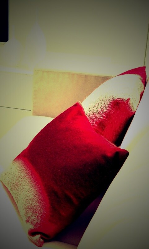 Подушки на диване обои