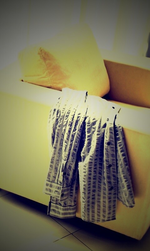 Рубашка на кресле обои