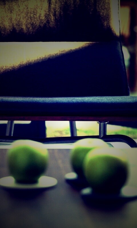 Яблоки на столе обои