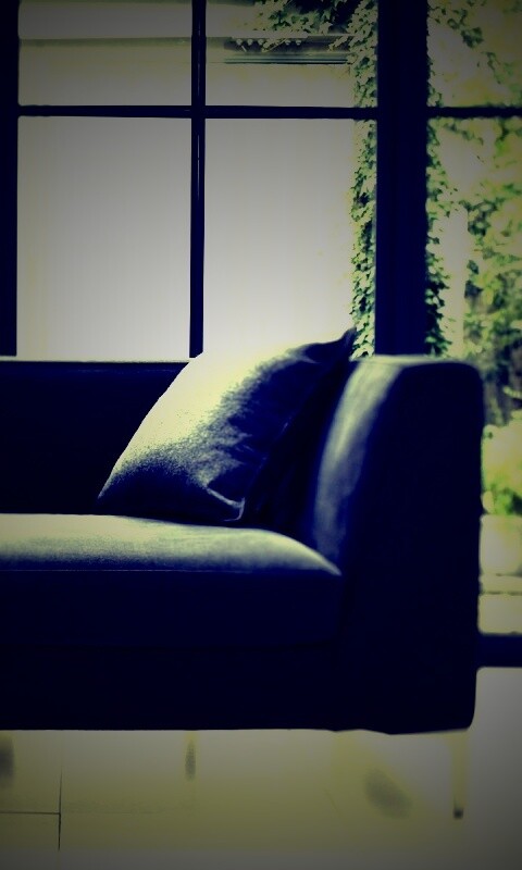 Диван в комнате обои