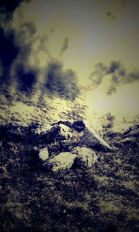 Камни под туманом обои