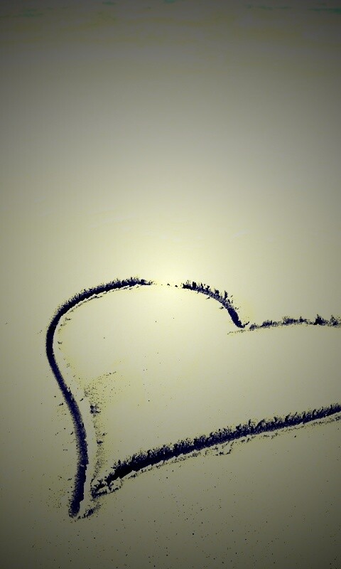 Аккуратное сердце на песке обои