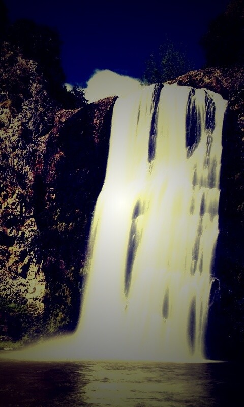 Скалистый водопад обои