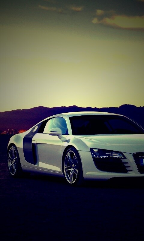 Белоснежная Ауди Р8 в пустыне обои