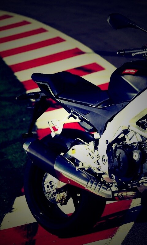 Спортивный мотоцикл Априлия на треке  обои