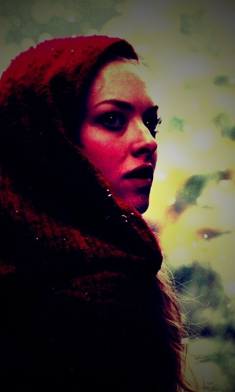 Amanda Seyfried in Red Riding Hood обои