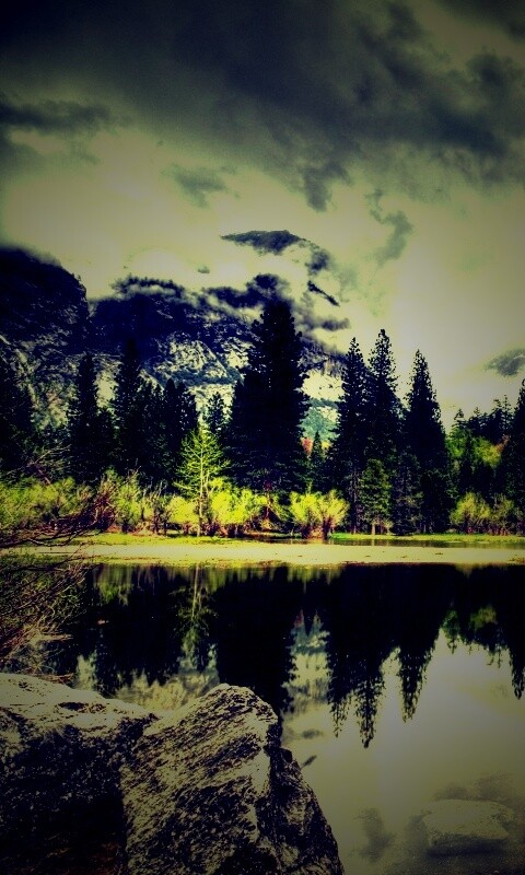 Красивый вид на маленькое горное озеро обои