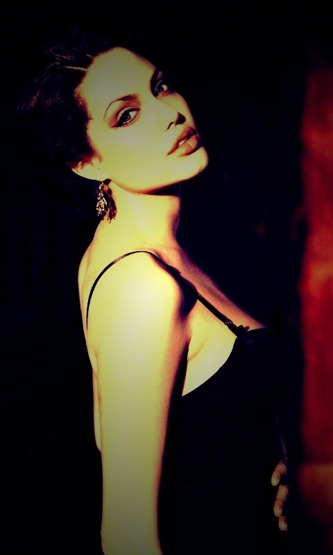 Анджелина Джоли в черном платье обои