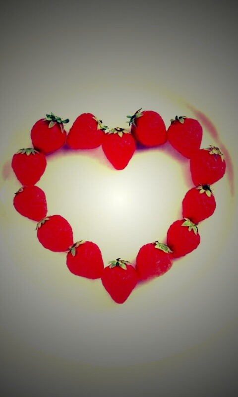 Тарелка с сердечком из клубники обои