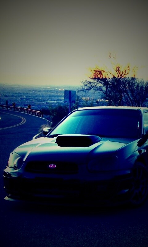 Субару на смотровой алощадке в горах обои