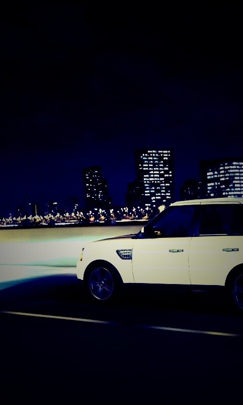 Рендж ровер на трассе обои