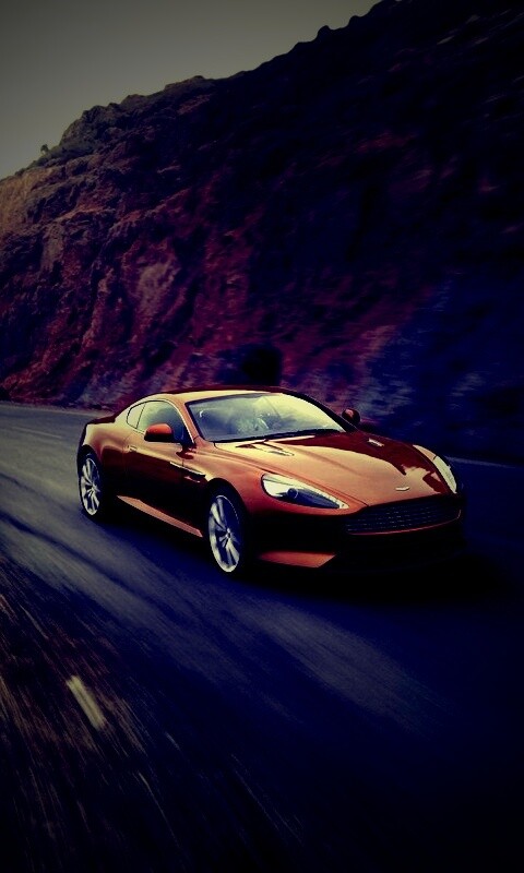 Aston Martin в горах обои