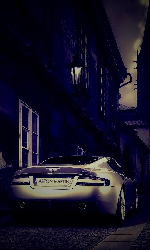 Aston Martin в старинном городе обои