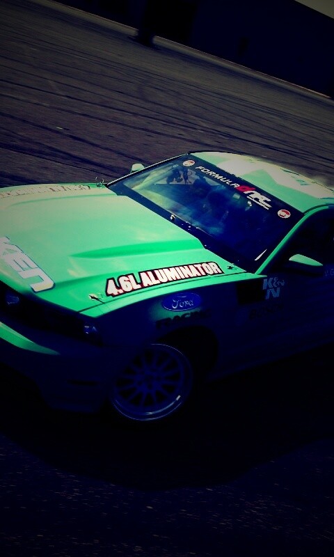 Мустанг дрифтует обои