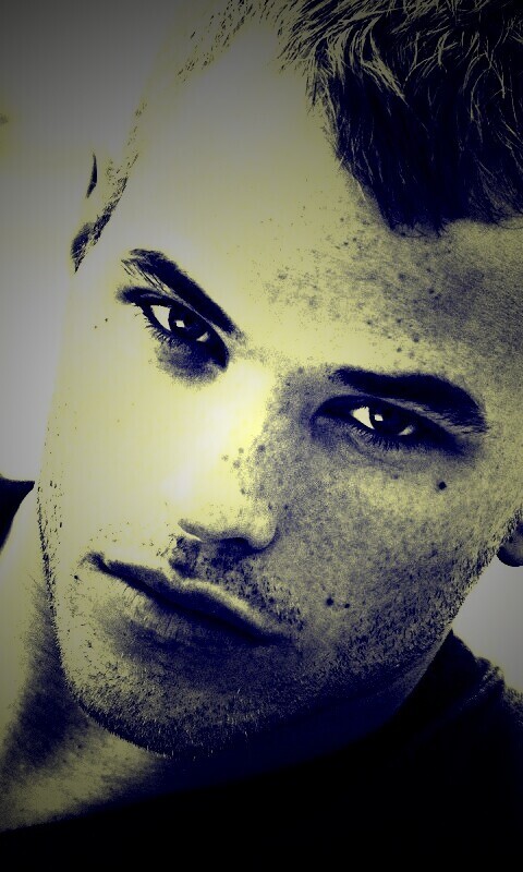 Келлан Латс обои