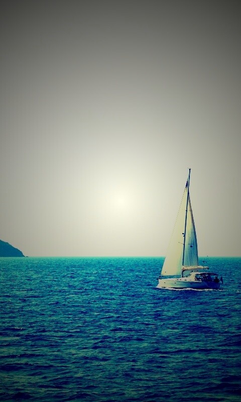 Яхта в море обои