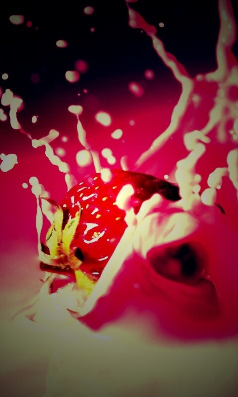 Сочная клубника с молоком обои