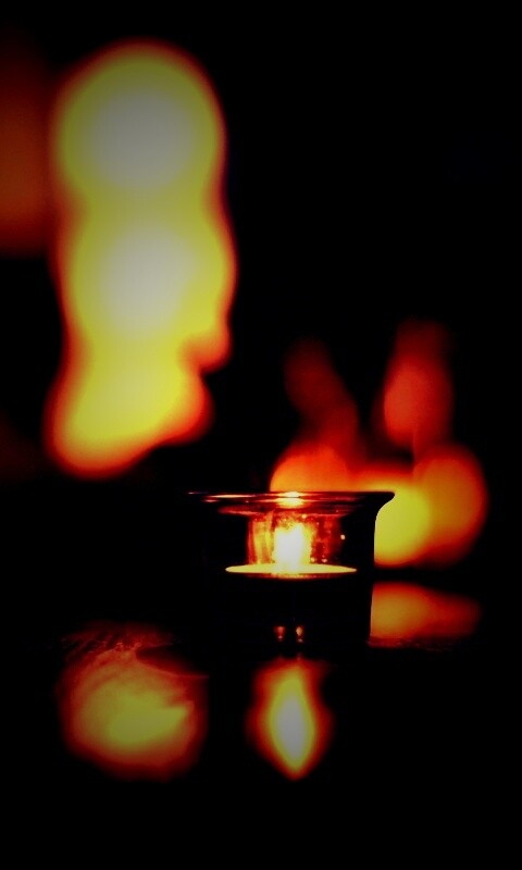 Свеча во тьме обои