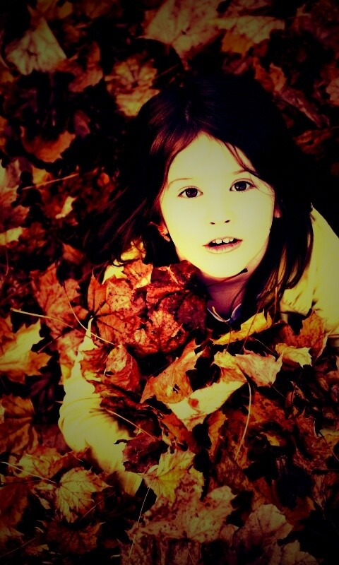 Девочка и осень обои