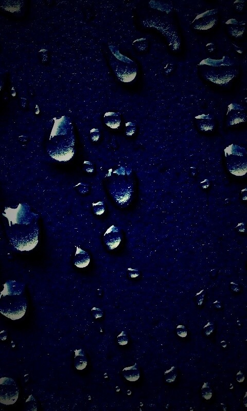 Капли воды на темной поверхности обои