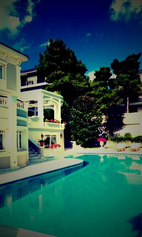 Особняк с бассейном обои