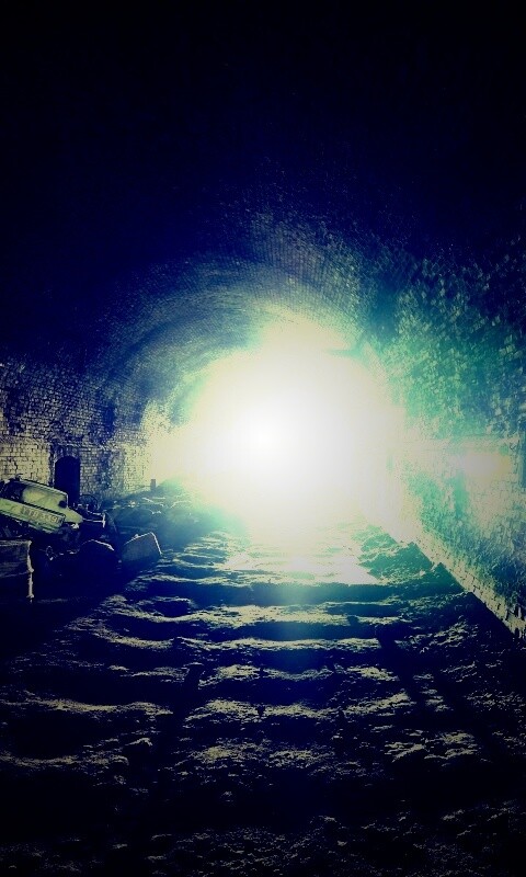 Захламленный тоннель обои