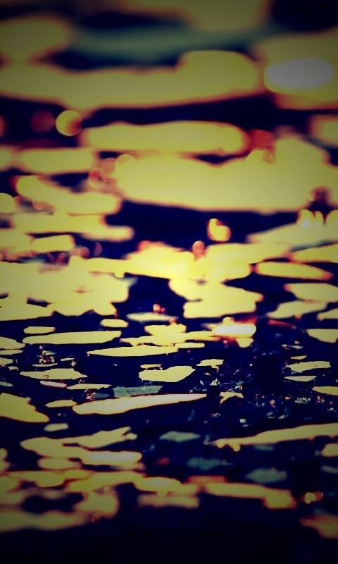 Битое стекло в лучах солнца обои