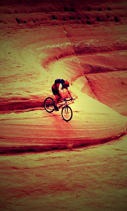 Опасный спуск на велосипеде обои