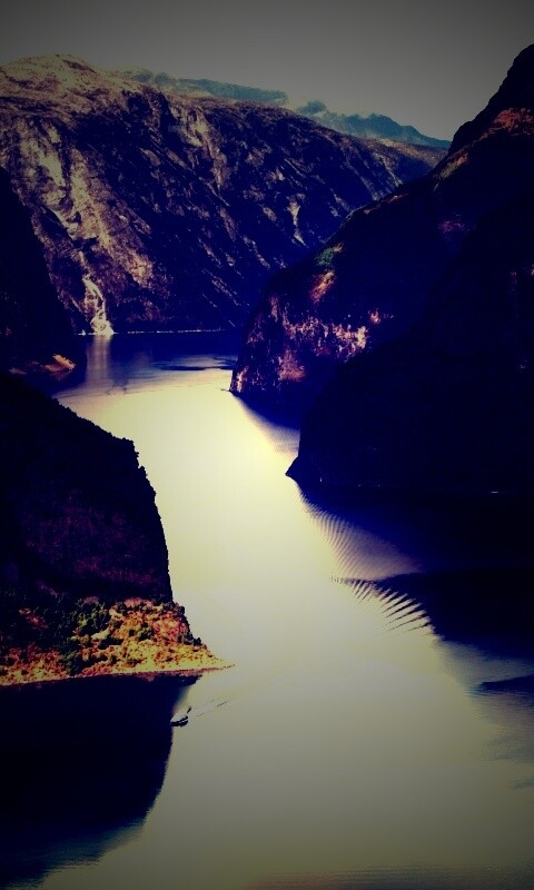 Лодка на реке среди высоких гор обои